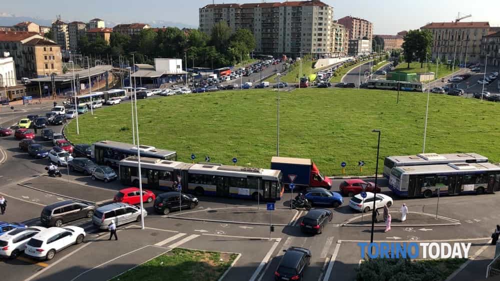 Piazza Baldissera Torino troppe auto traffico