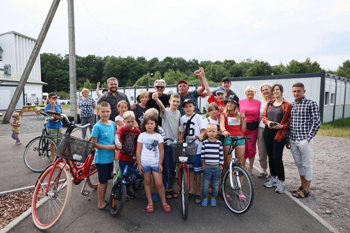 Mikael Colville-Andersen consegna le bici donate in Ucraina