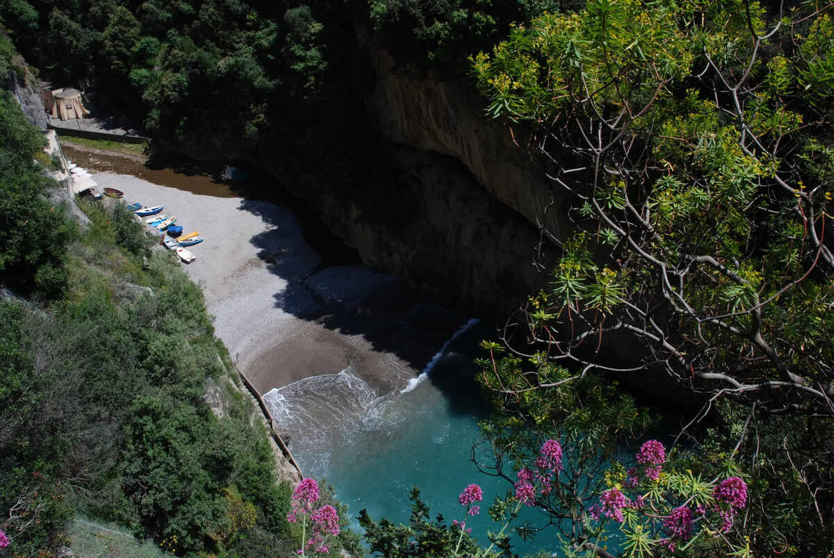 Fiordo di Furore spiaggia insenatura naturale barche di pescatori
