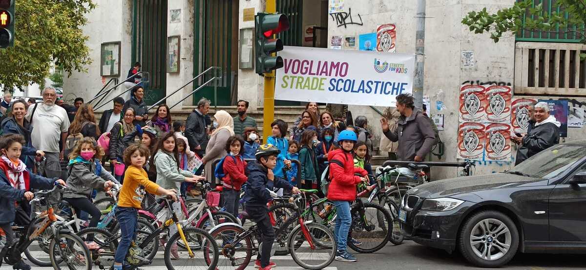 Metà dei bambini italiani vuole andare a scuola a piedi o in bici