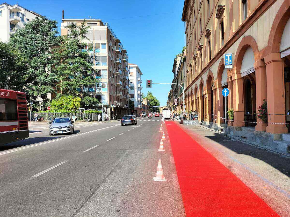 Ciclabile rossa in Via Saragozza sicurezza stradale Bologna Città 30
