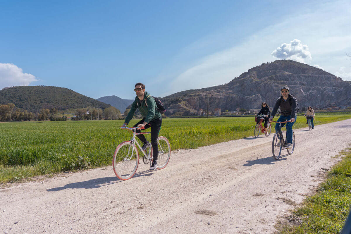 Ciclisti in bici lungo la Ciclopedonale Puccini di Lucca Toscana