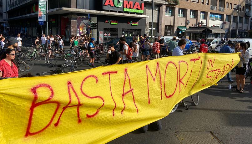 Milano: blocco stradale in piazzale Loreto contro la strage dei ciclisti