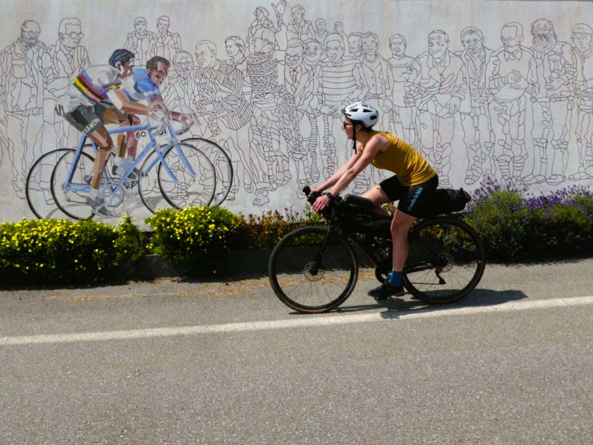 Il murale che accoglie i ciclisti a Castellania Coppi