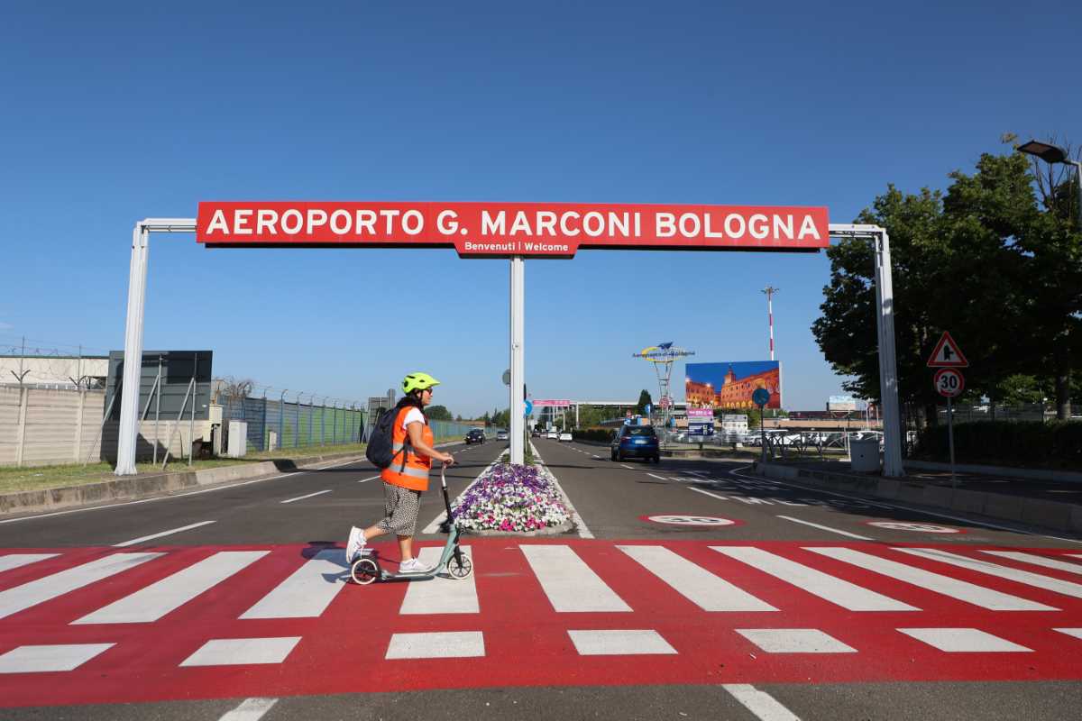Aeroporto G. Marconi Bologna arrivo in monopattino su attraversamento ciclabile