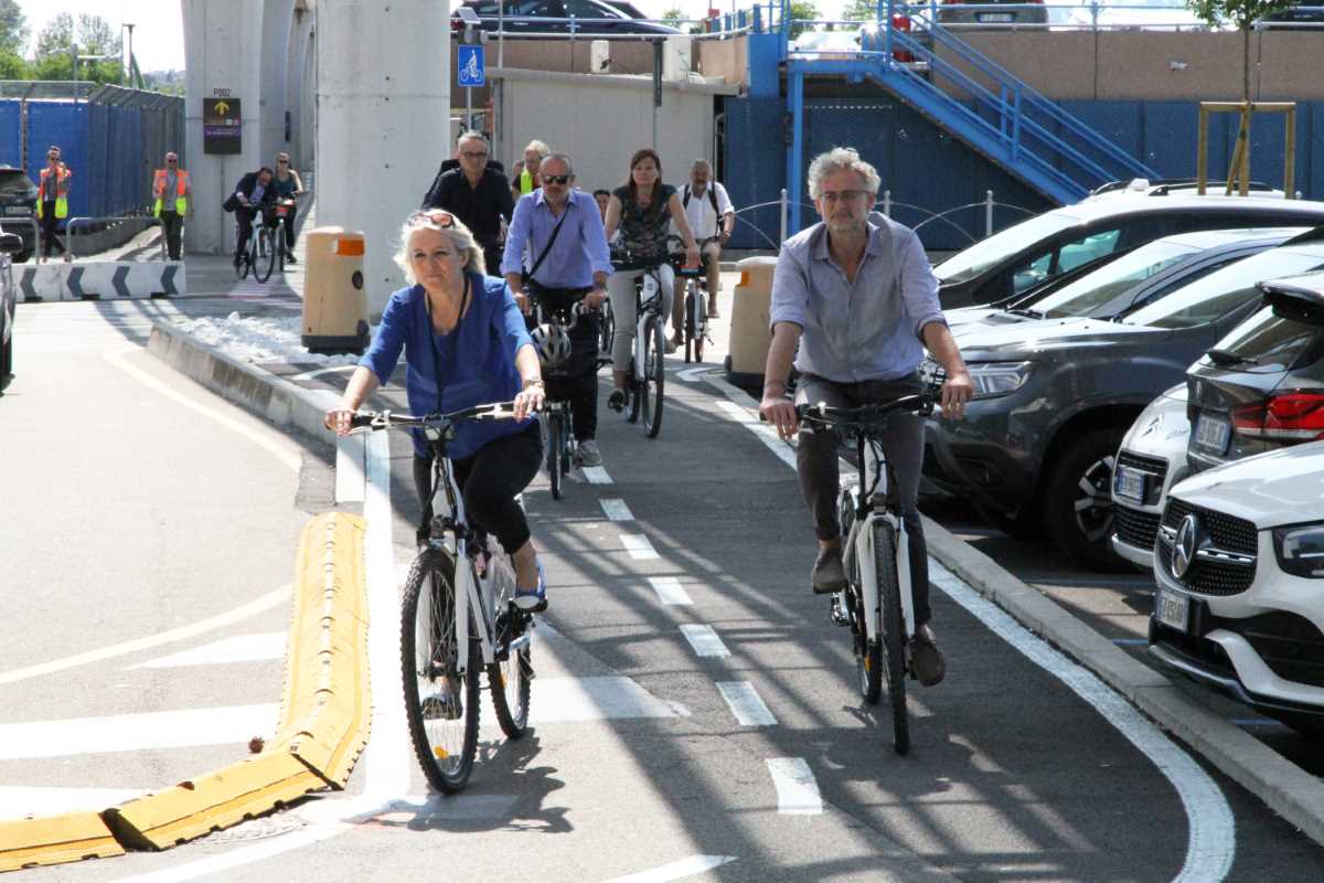 In bici all'aeroporto Marconi di Bologna