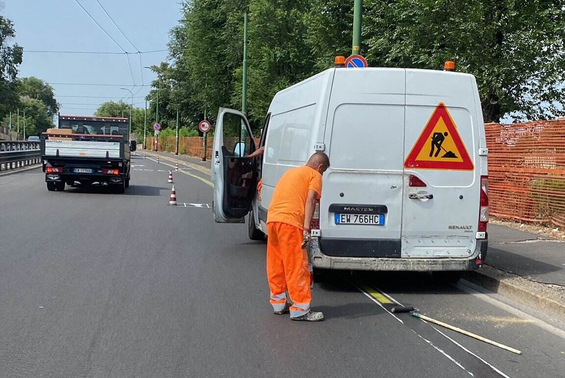 Il Comune di Milano cancella la ciclabile clandestina realizzata dagli attivisti sul Ponte della Ghisolfa