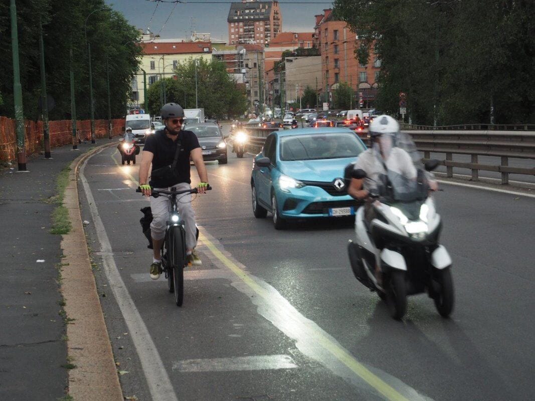 Ciclabile clandestina sul Ponte della Ghisolfa a Milano cancellata dal Comune di Milano in meno di 3 ore dalla sua realizzazione