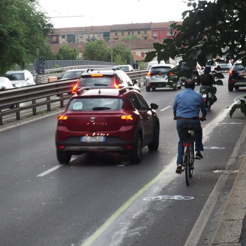 In bici sulla ciclabile clandestina del Ponte della Ghisolfa a Milano