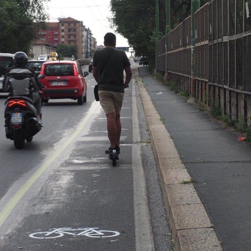 In monopattino sulla ciclabile clandestina del Ponte della Ghisolfa a Milano