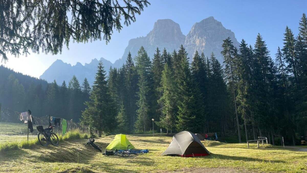 Famiglie in bicicletta: stile di vita sostenibile bici e tenda, natura, verde