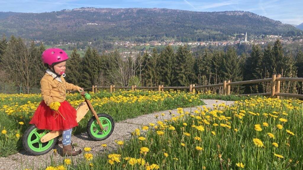 Famiglie in bicicletta bambina che va a scuola in bici in Italia
