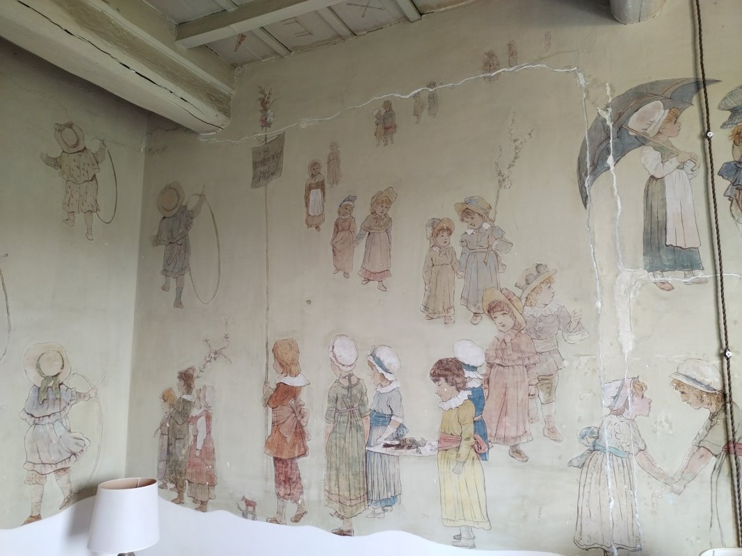 Latium Experience Borgo Fossanova affresco sul muro del palazzo medievale