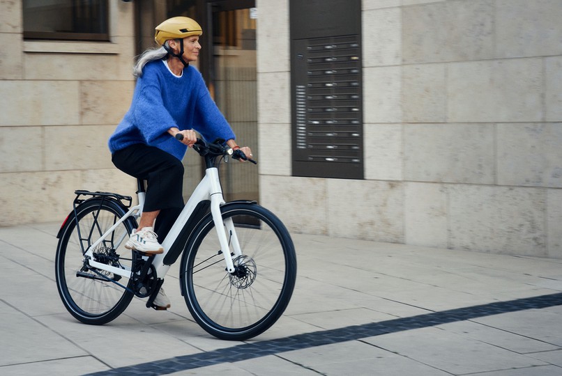riese muller ebike urban donna in bici