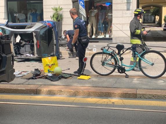 Emergenza Milano ciclista incidente palo 30 agosto 2023