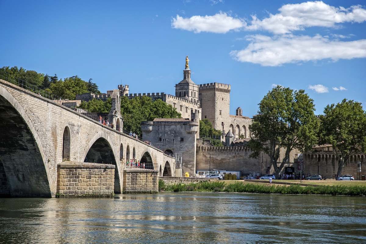 In bici in Provenza il ponte di Avignone