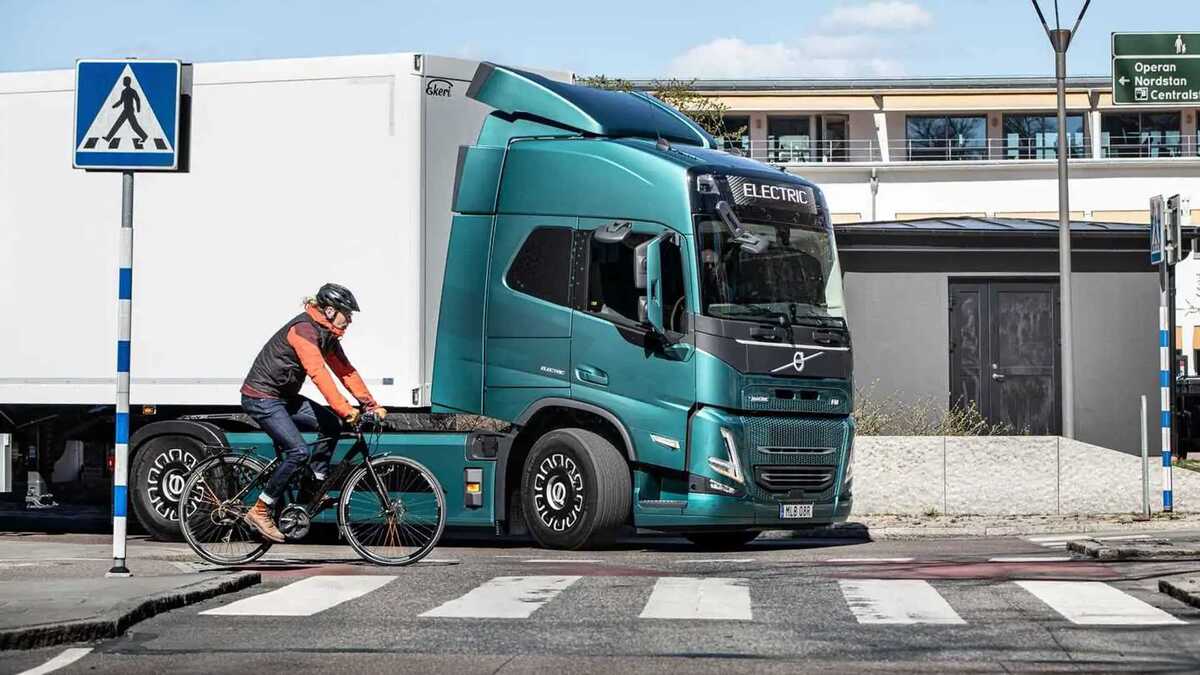 Sicurezza dei ciclisti: a Milano torna l’obbligo dei sensori sui camion