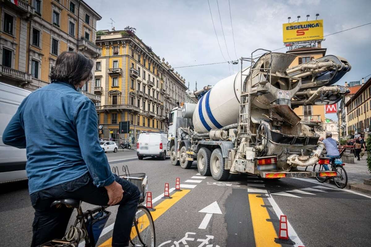 Ciclista urbano Milano ciclabile sicurezza stradale