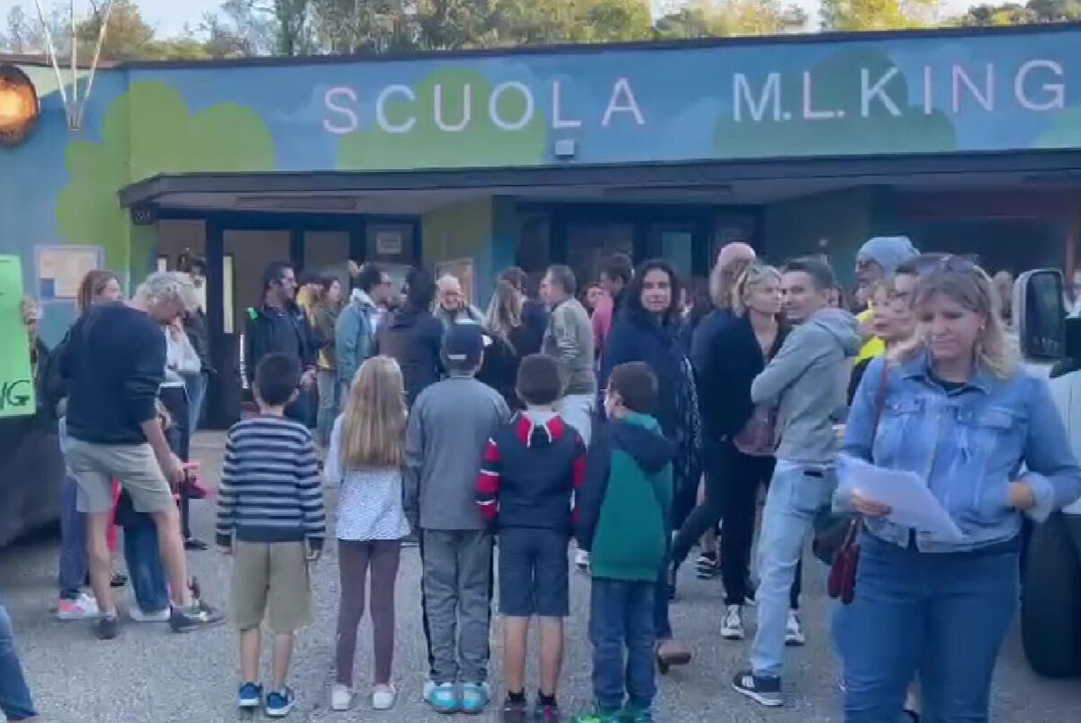 Milano genitori blocco del traffico scuola Martin Luther King evacuata