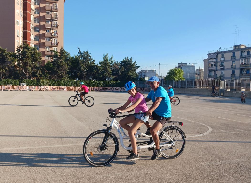 Bici e autismo: la scuola di ciclismo che insegna a pedalare a tutti i bambini, nessuno escluso