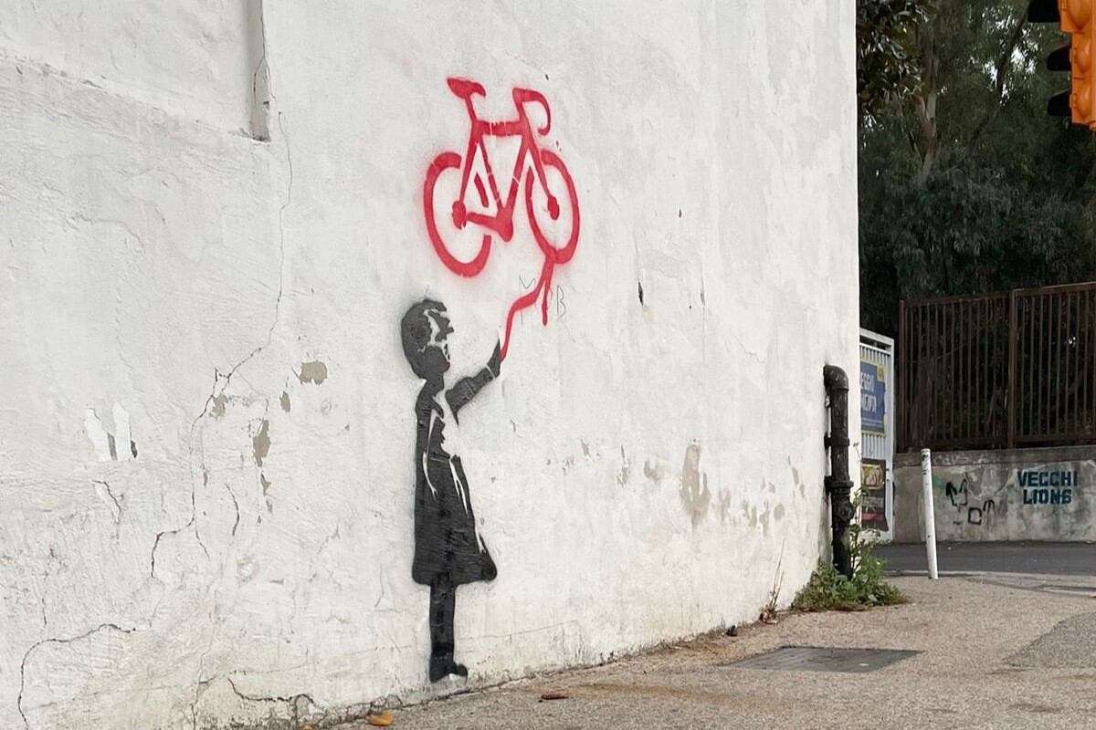 Banksy a Napoli la bambina e la bicicletta street art