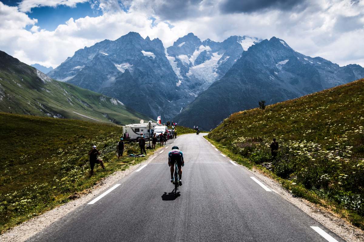 Le Alpi Francesi in bicicletta, scalando le salite epiche del Tour