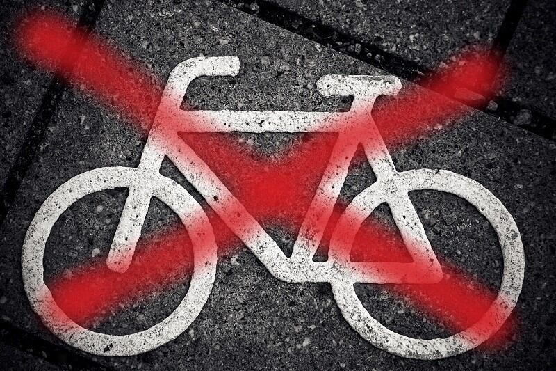 Cagliari, il Tar dà ragione al Comune: vietato legare le bici ai pali