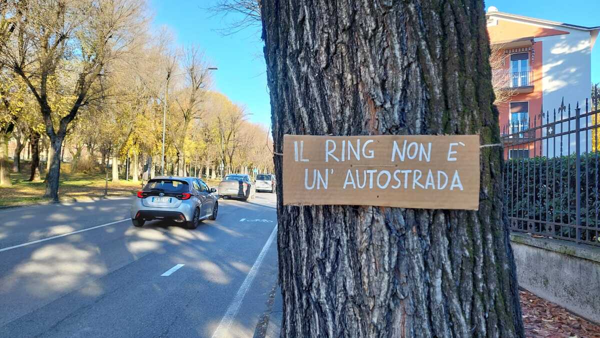 Il ring non è un'autostrada: a Brescia il cartello dei cicloattivisti che hanno disegnato una corsia ciclabile in Via Turati