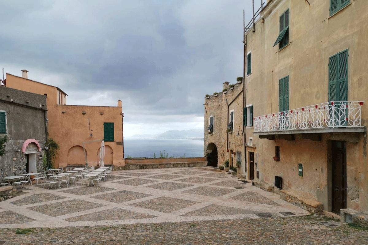 Liguria in bici Piazza Sant’Agostino a Verezzi