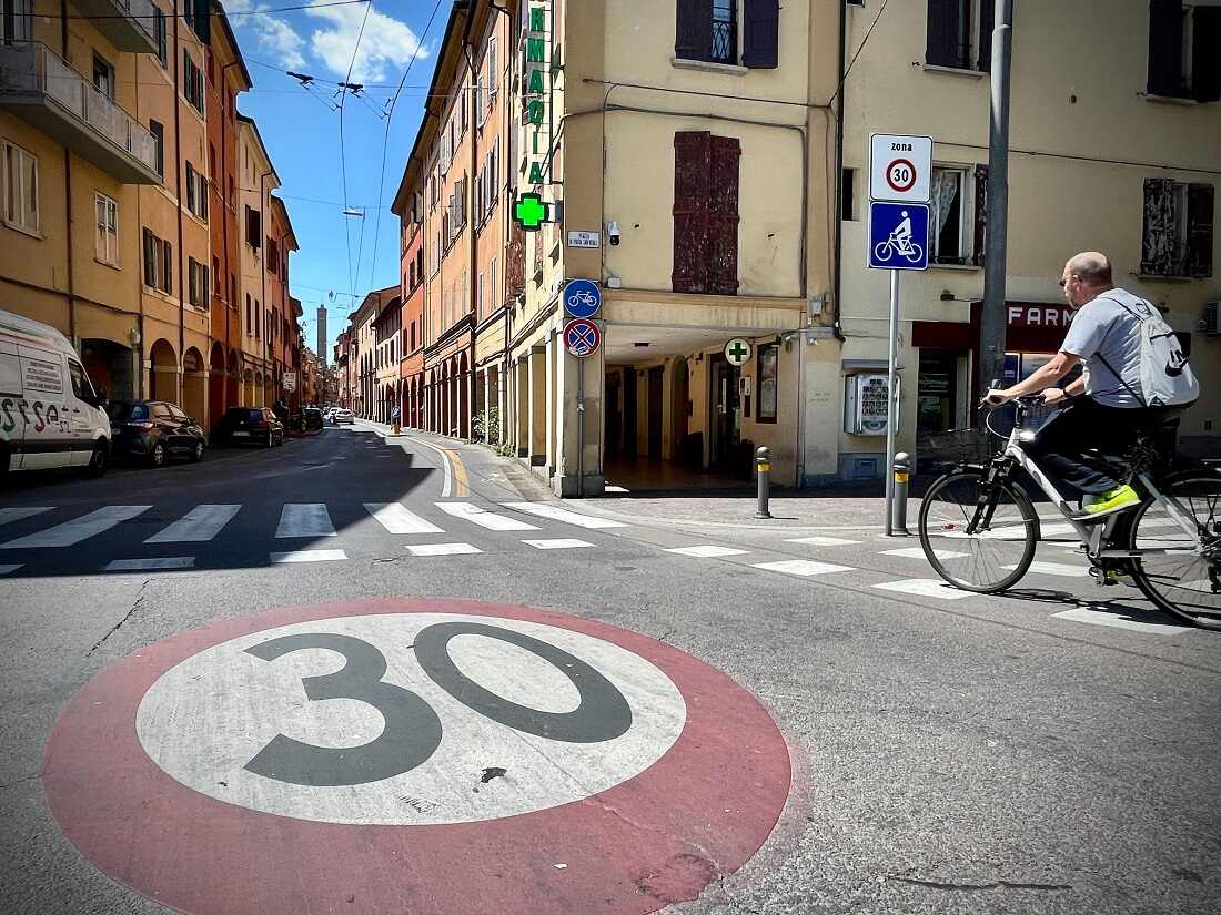 Città 30 Bologna (fonte https://www.ehabitat.it/2023/06/29/bologna-citta-30-dal-1-luglio-aumentano-le-zone-a-basse-emissioni/)