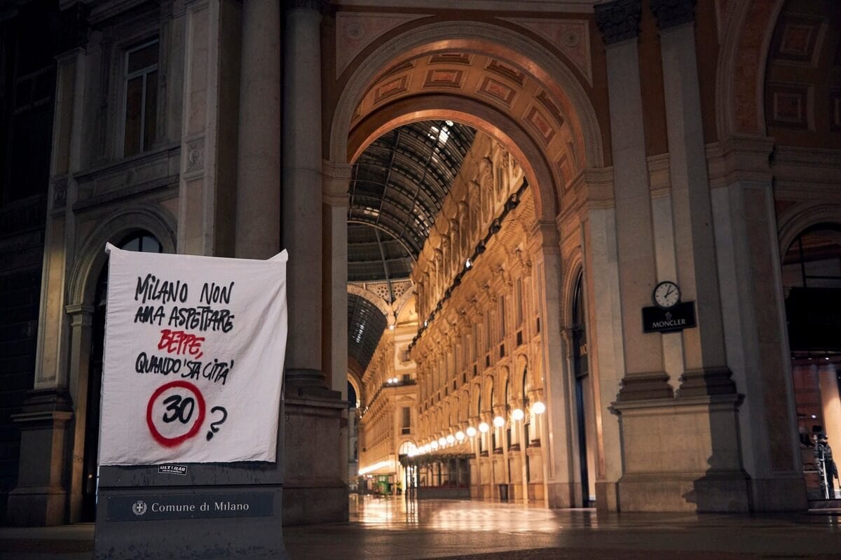 Milano Città 30 striscione