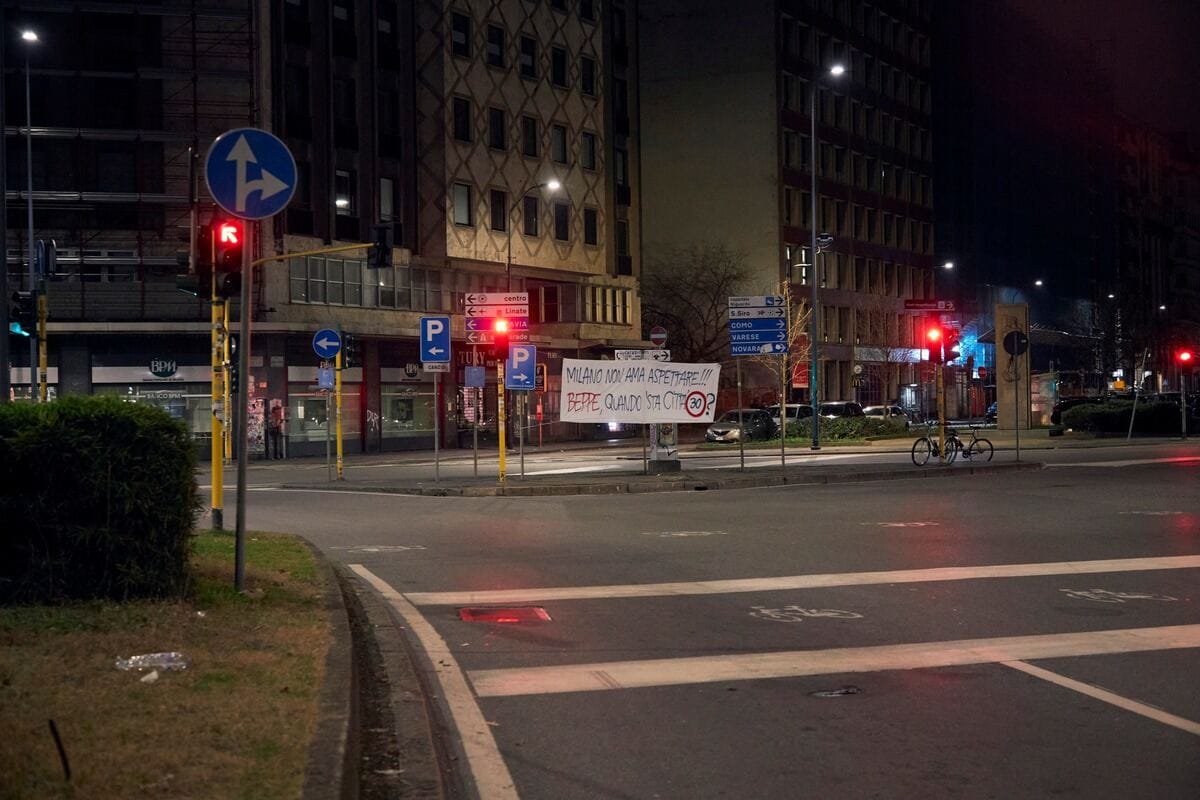 Milano Città 30 km/h striscione incrocio