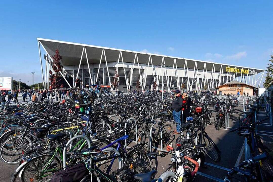 Lo stadio Europa Park Stadium di Friburgo, con 3700 posti bici dedicati, dislocati attorno all’impianto. Solo 2100 invece quelli per le automobili.