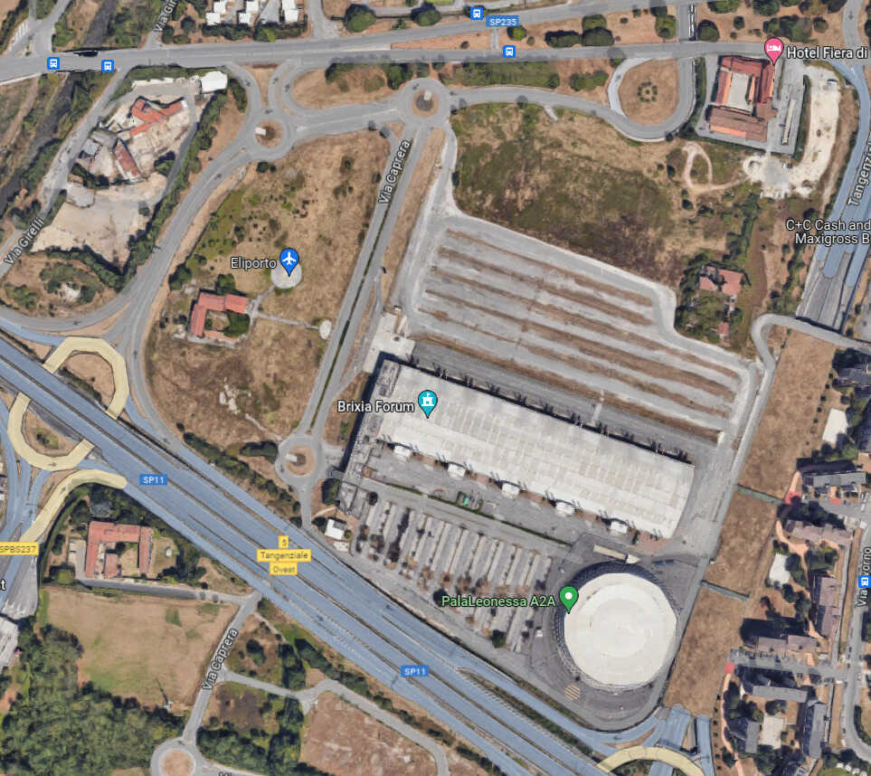 Il PalaLeonessa A2A di Brescia, circondato da enormi parcheggi auto, sempre vuoti tranne che in occasione delle partite e degli eventi fieristici