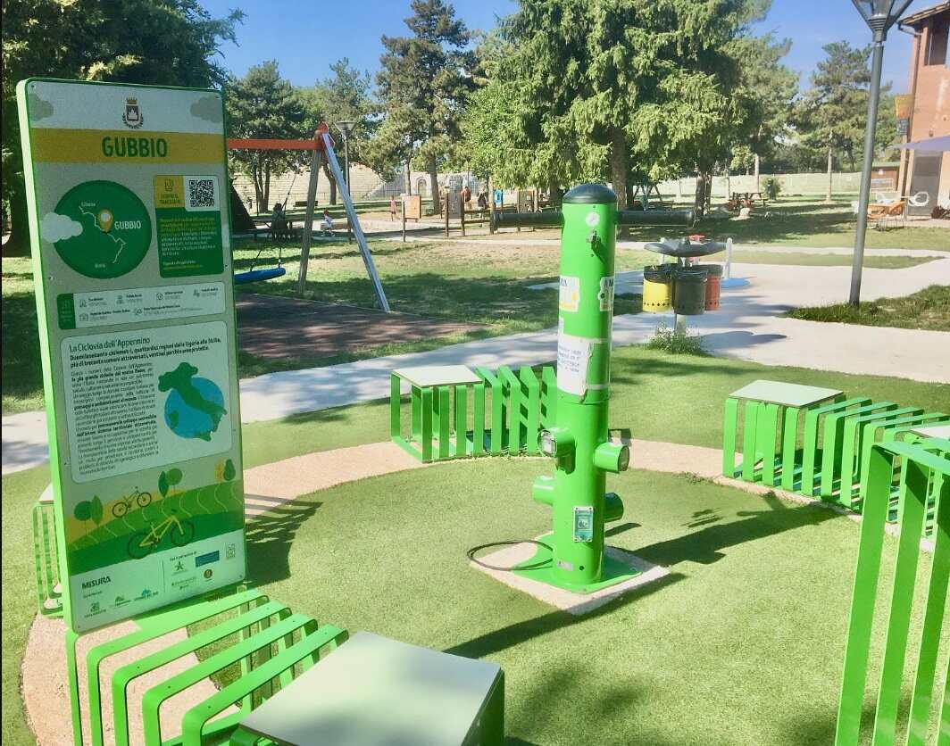 Clorofilla colonnine di riparazione bici e ricarica ebike con sedute area sosta a Gubbio