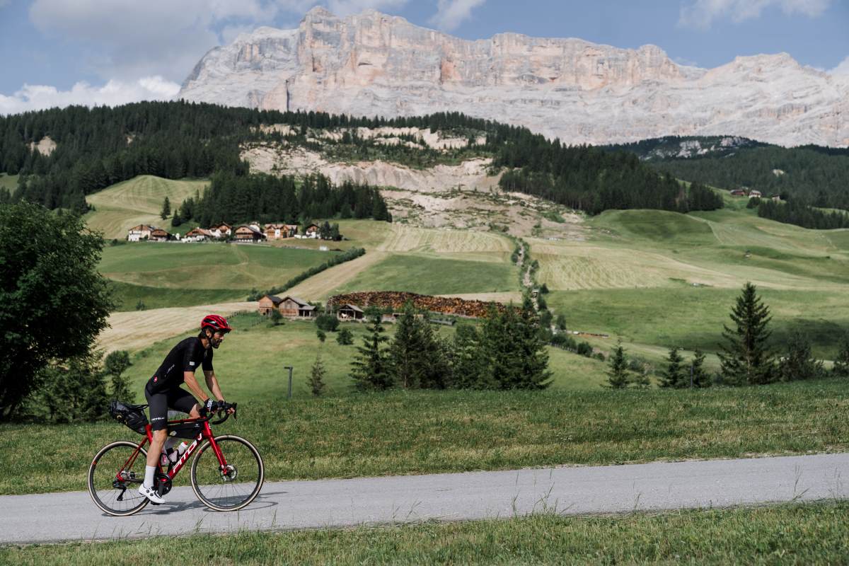 Hervé Barmasse in bici, crediti Valentina Celeste