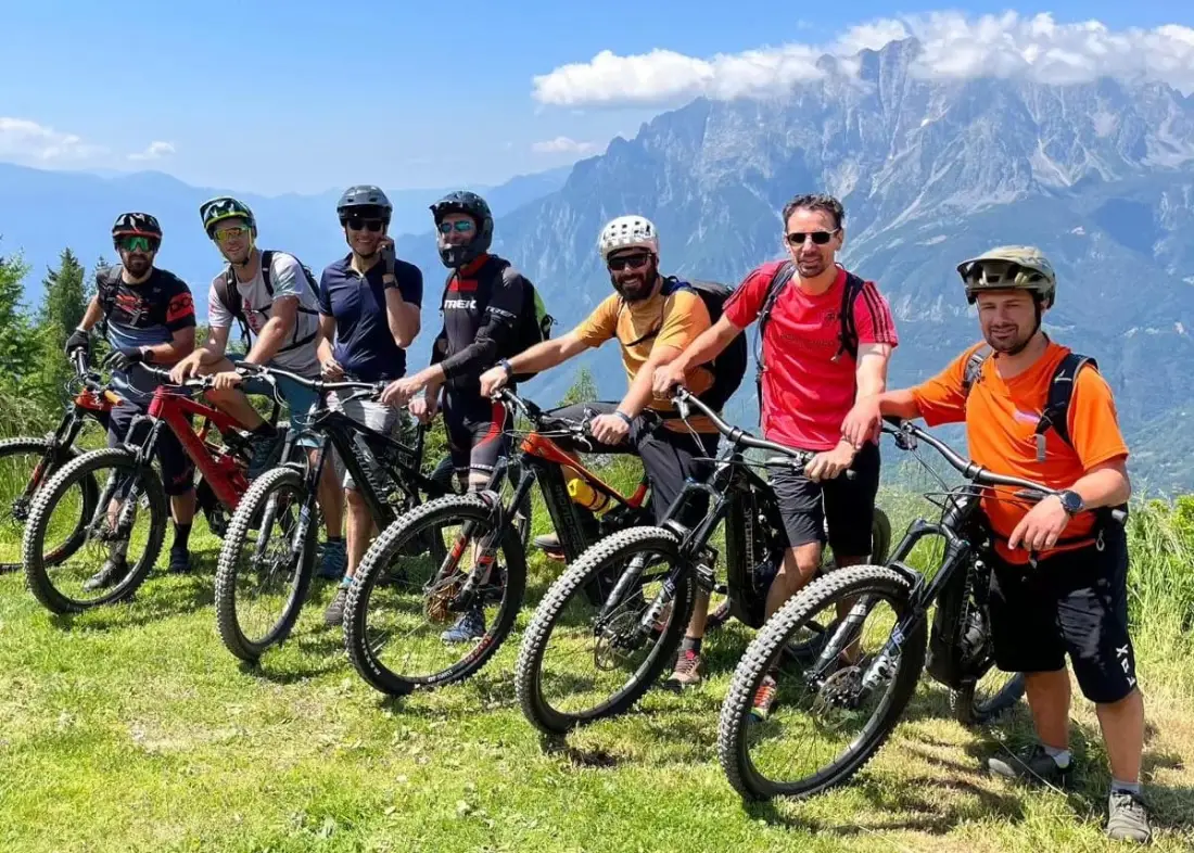 In bici a orme Camune