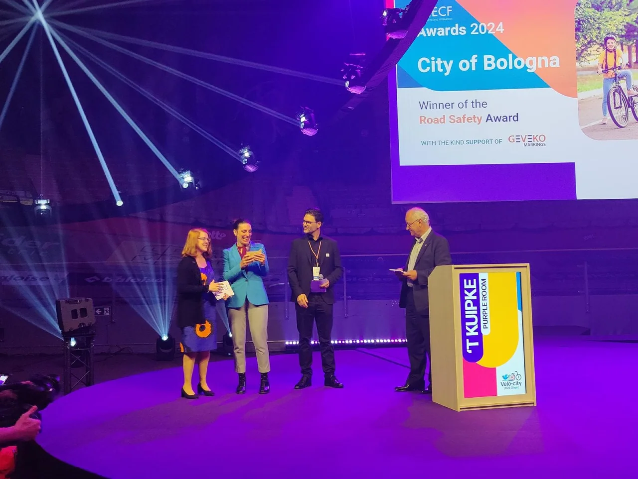Simona Larghetti ritira il premio Road Safety Award a Velo-city Ghent 2024