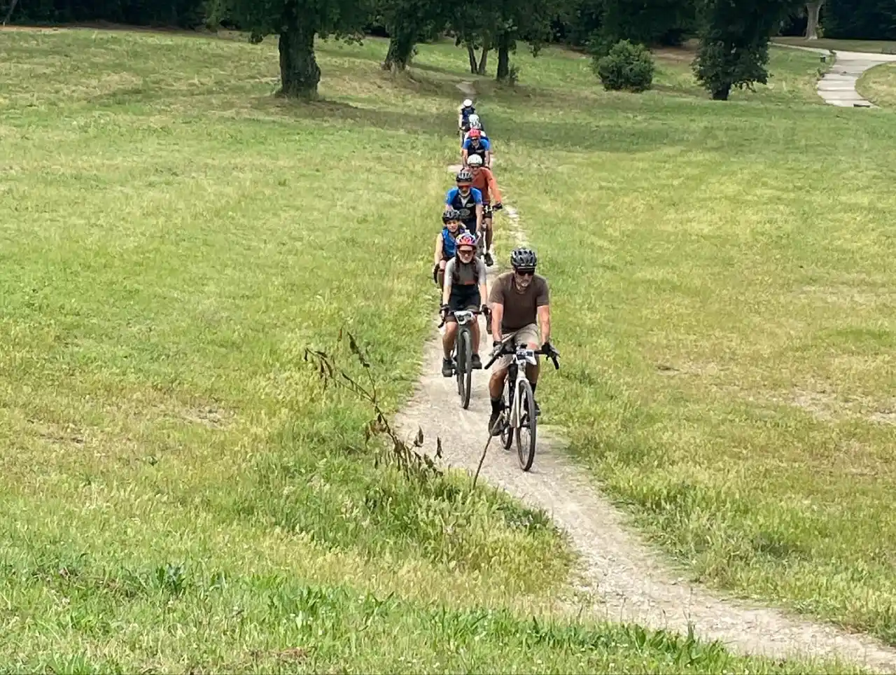 Ciclisti con bici gravel che pedalano in mezzo alla natura