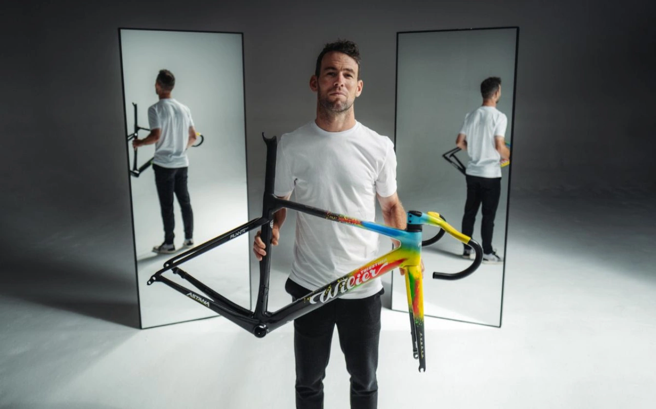 Mark Cavendish con il telaio della Filante SLR (courtesy of Wilier Triestina)