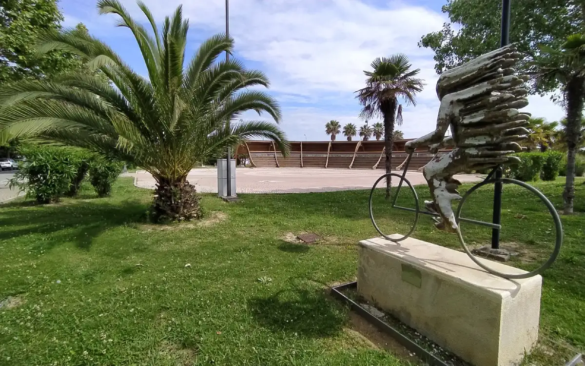 Abruzzo. Bike to Coast, monumento sul lungomare di Giulianova. Crediti Ivan Masciovecchio