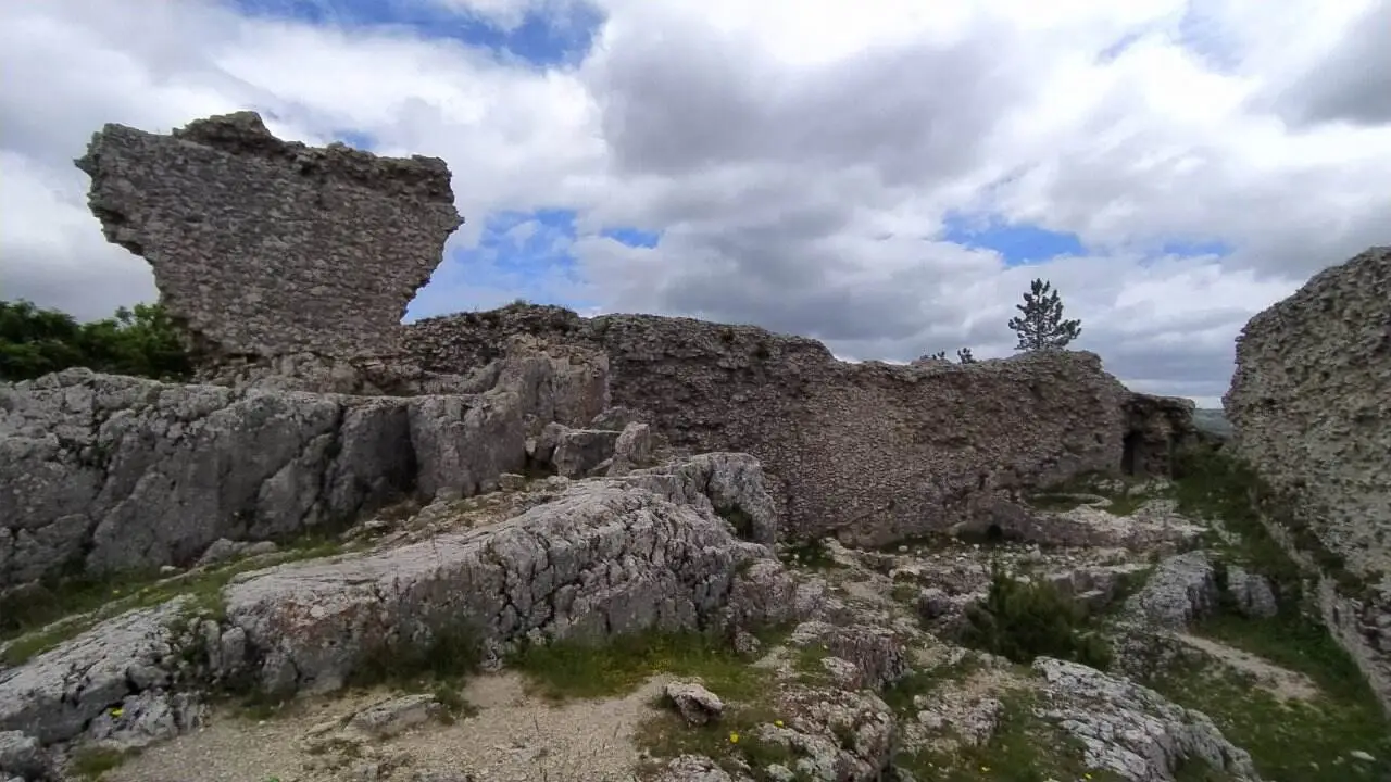 Ciclabile delle Rocche resti castello Rovere ©️ Ivan Masciovecchio