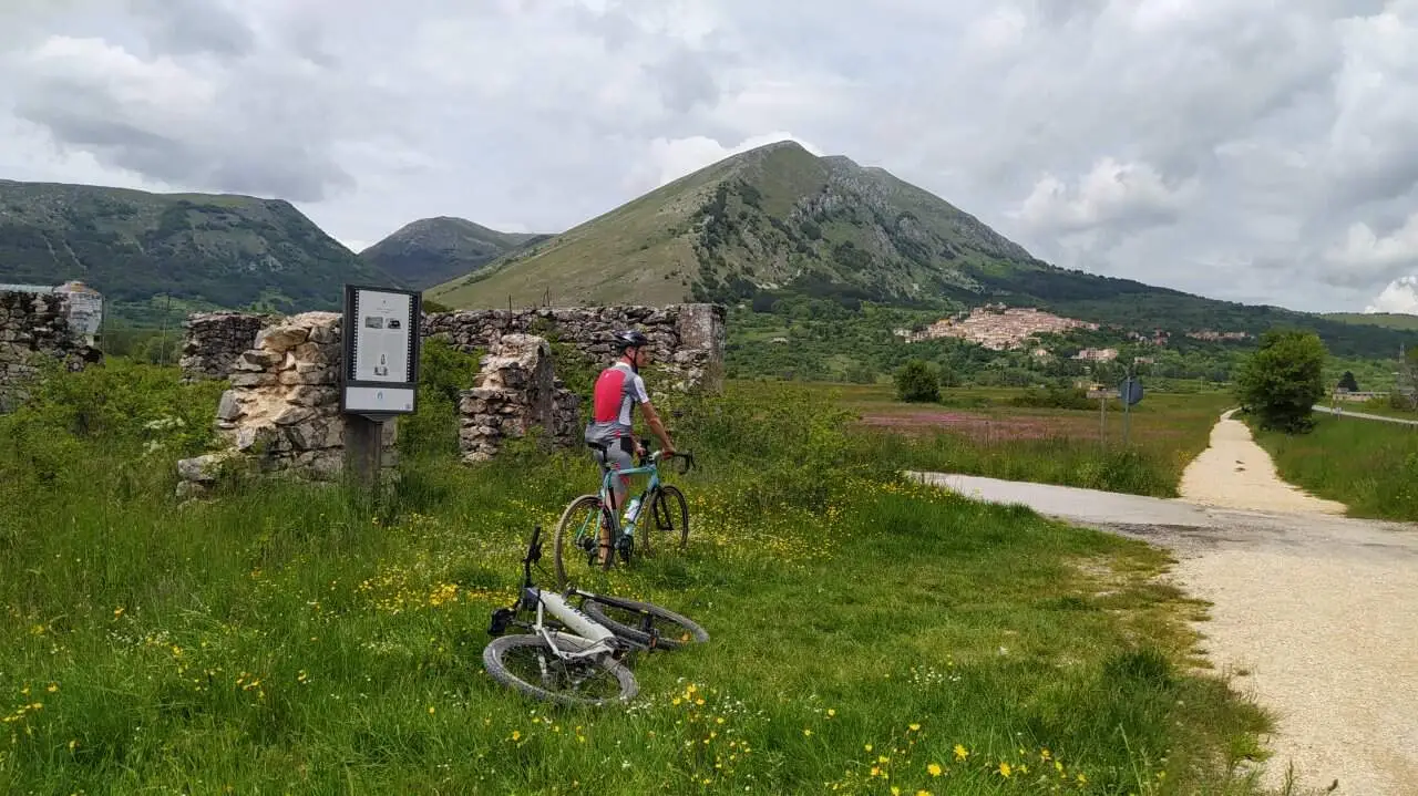 Ciclabile delle Rocche, ruderi mulino film ©️ Regione Abruzzo