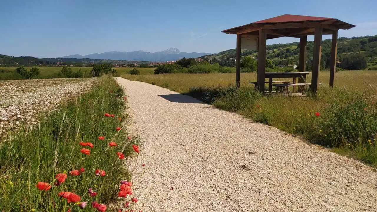 Ciclabile delle Rocche sfondo Gran Sasso ©️ Ivan Masciovecchio