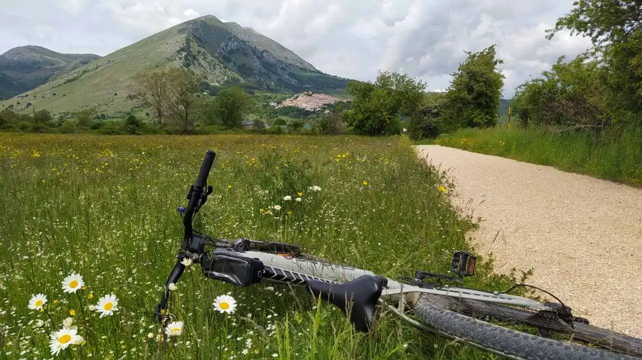 Ciclabile delle Rocche verso Rocca di Cambio ©️ Regione Abruzzo