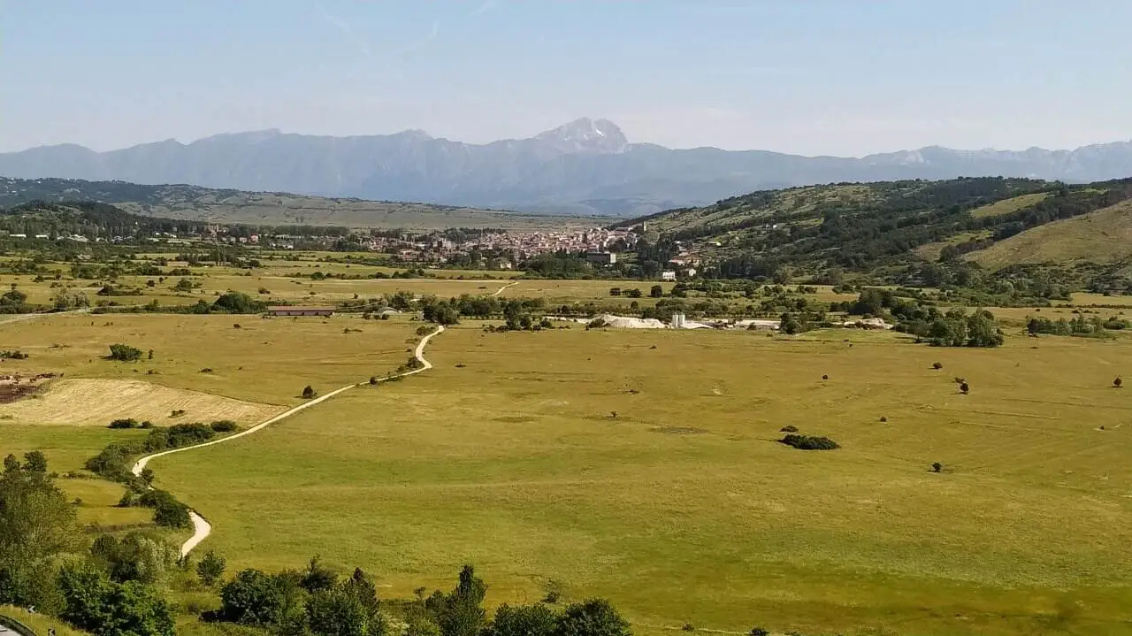 Ciclabile delle Rocche verso Rocca di Mezzo ©️ Ivan Masciovecchio