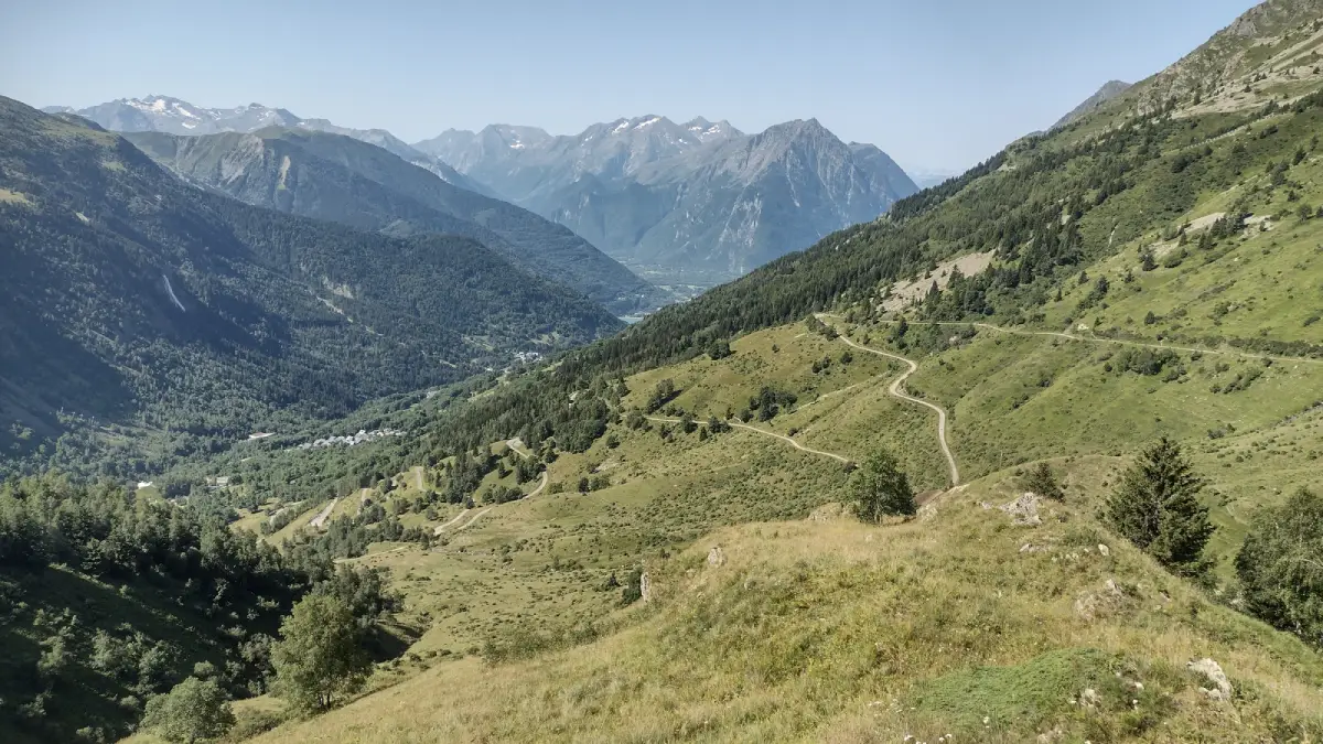 Alpi francia - Col du Sabot - parte centrale della salita e valle dell'Oisans in fondo