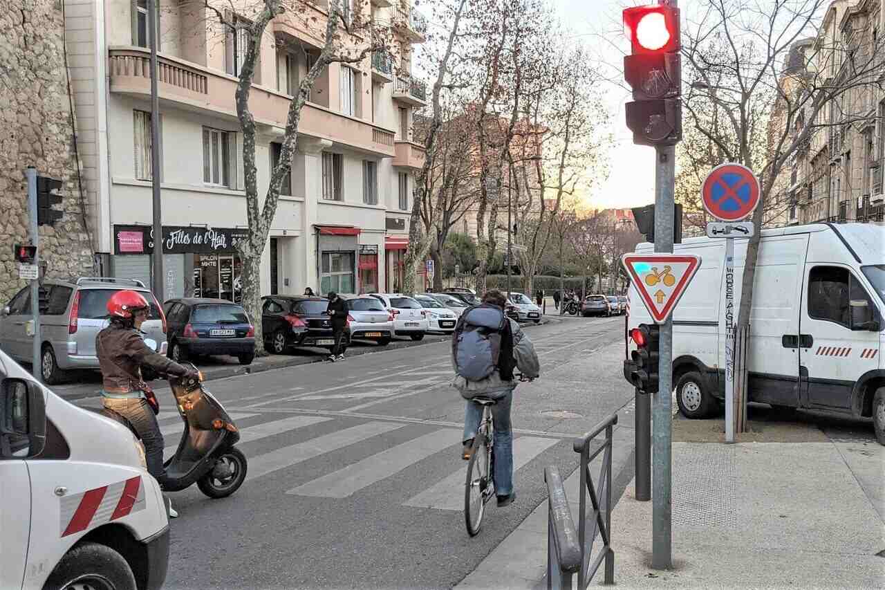 Consentire ai ciclisti di passare col semaforo rosso migliora la circolazione