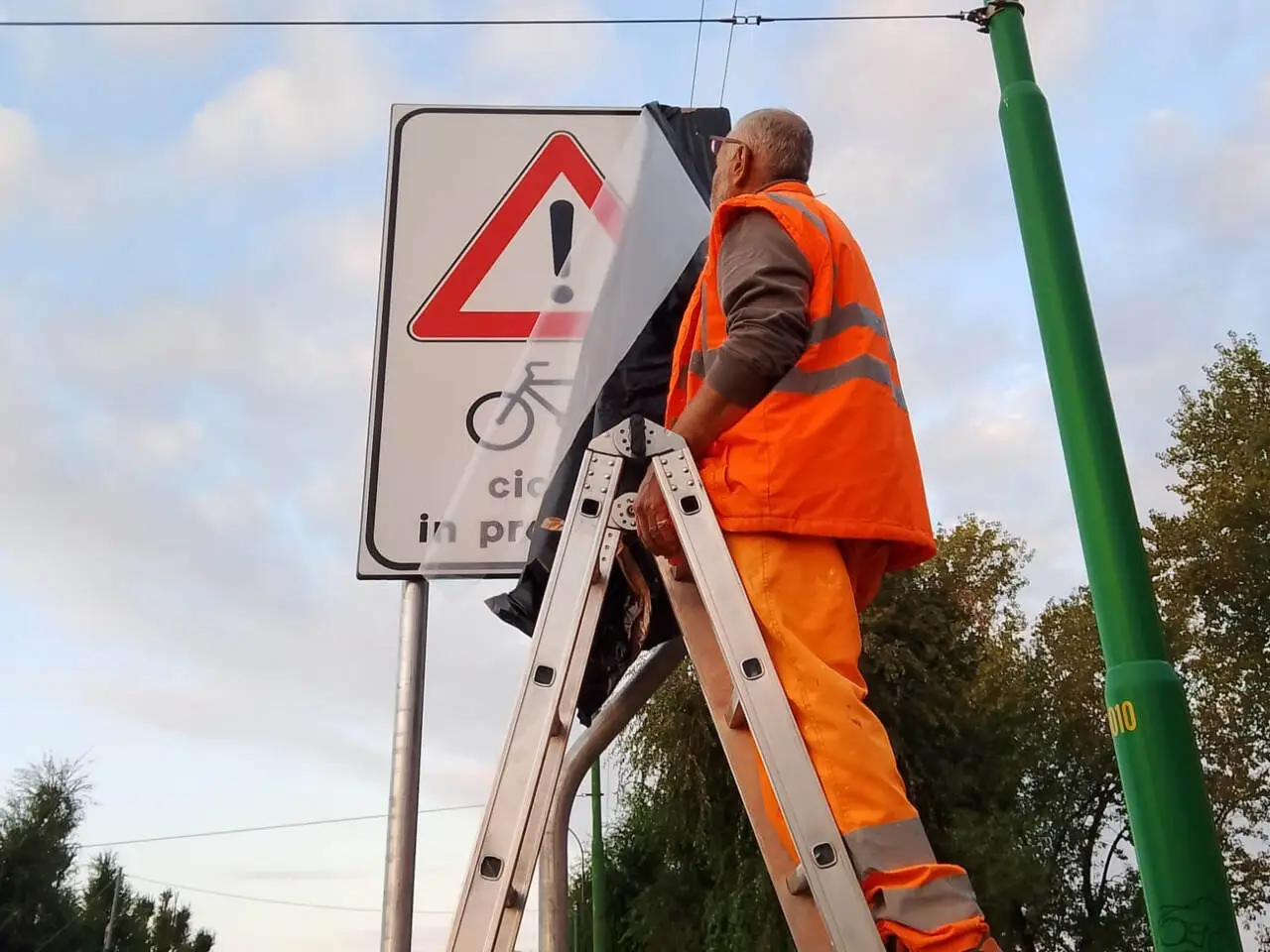 Ponte della Ghisolfa installazione cartello ciclisti in promiscuo