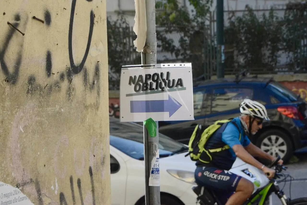 Napoli Obliqua 2024 cartello e ciclista